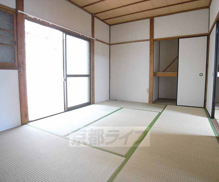 Living and room. 6 is a tatami mat Japanese-style room.