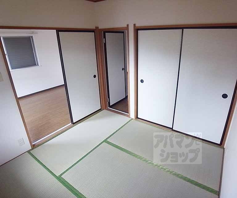 Living and room. Tatami also Omotegae already!