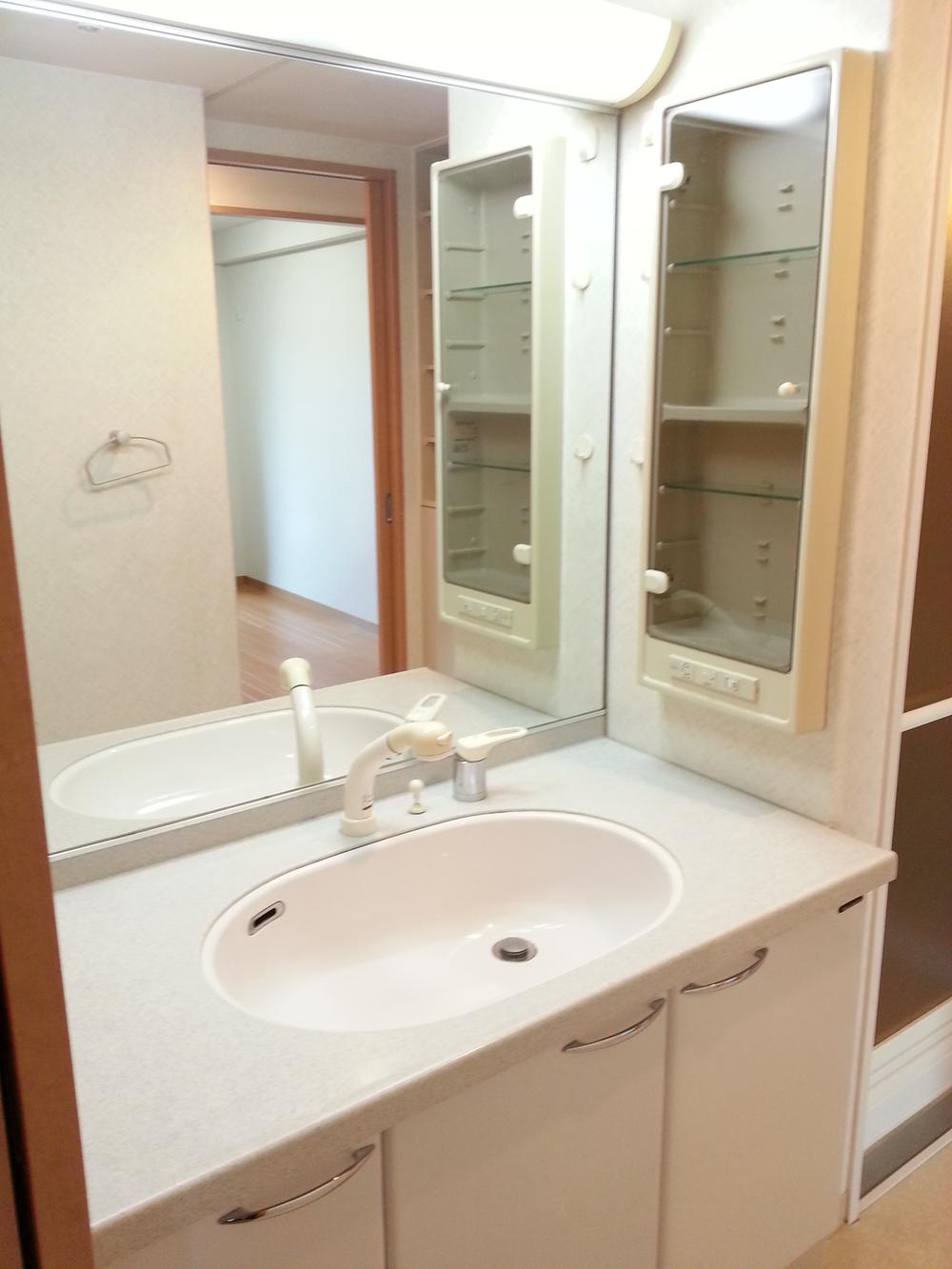 Wash basin, toilet. Local (11 May 2013) Shooting