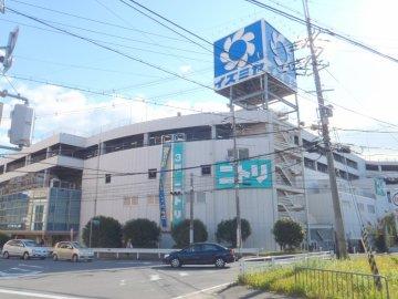Supermarket. Izumiya Rokujizo 1314m food to stores and household goods of a comprehensive facility! Garage possible 800 cars!