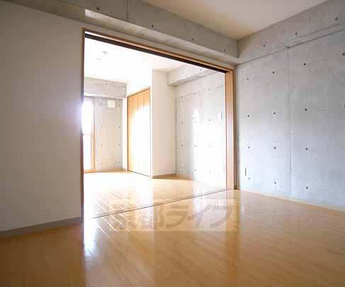 Living and room. Open the sliding door, You can use spacious.