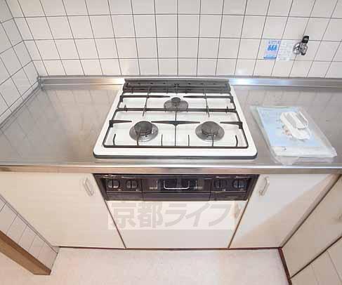 Kitchen. 3-burner stove with