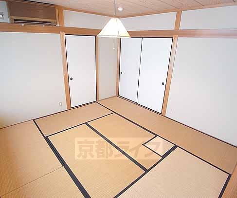 Living and room. The north side of the Japanese-style room From a different angle