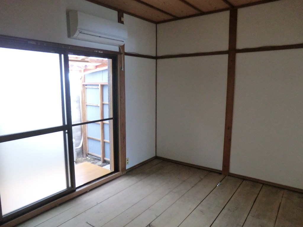 Living and room. Between Japanese-style room 2!