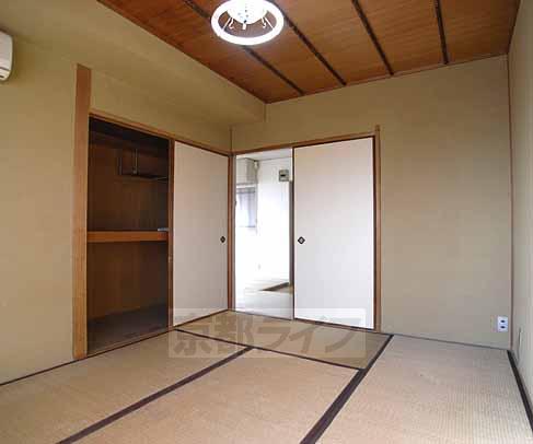 Living and room. Door of the Japanese-style room is a sliding door.