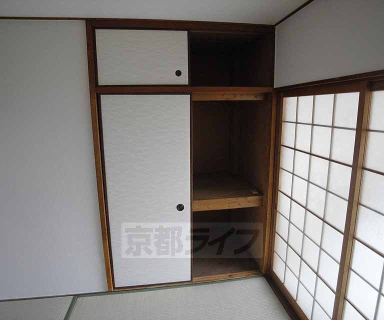 Receipt. Is a Japanese-style room of storage.
