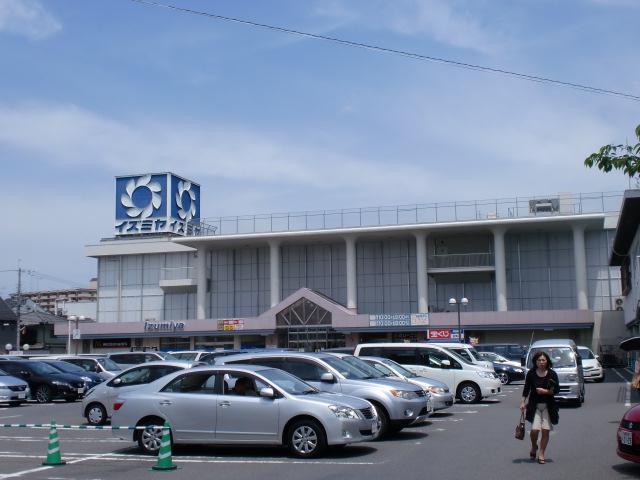 Supermarket. Izumiya to (super) 520m