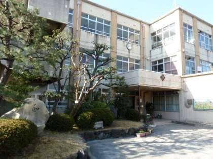 Primary school. 2066m to Kyoto-shi Tatsumi beans Elementary School