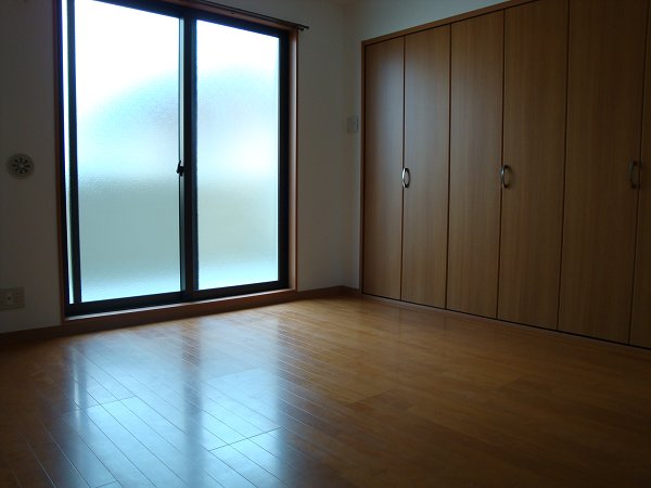 Other room space. Plenty of closet ☆