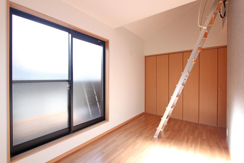 Non-living room. It has established a loft space into two rooms of the second floor Western-style.  All rooms 6 quires more, It has secured a storage space. 