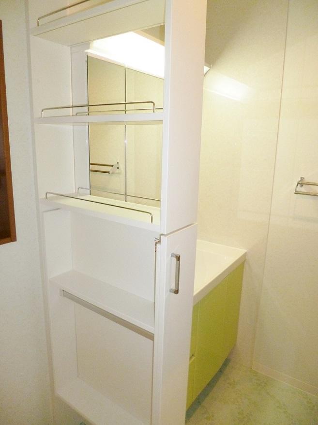 Wash basin, toilet. Washstand side ・ Storage rack that can be used from both the washing machine side. It does not prevent the lighting from the window. Our enforcement example