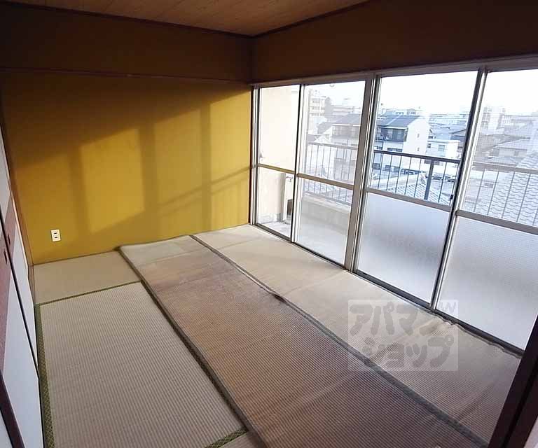 Living and room. Is in curing so tatami is not burnt.