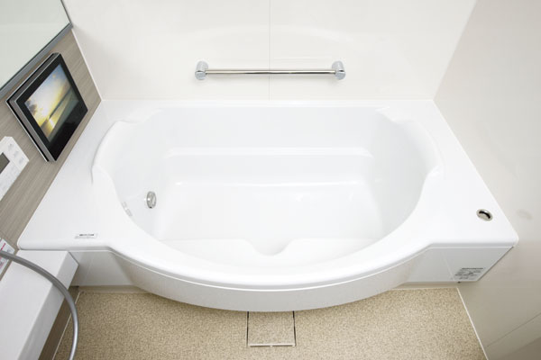 Bathing-wash room.  [Semi-circular bathtub] Stride easy tub step Ya, Sitting space, etc., Amenity ・ Functionality ・ Semi-circular bathtub of form that has been considering the peace of mind from a variety of perspectives have been adopted (I type model room)