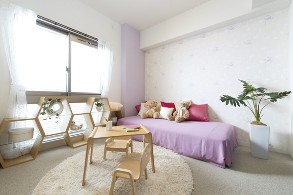 Interior.  [Private room] Is a private room that can be colorfully utilized in accordance with the growth of the family, such as children's room and study (I type model room)