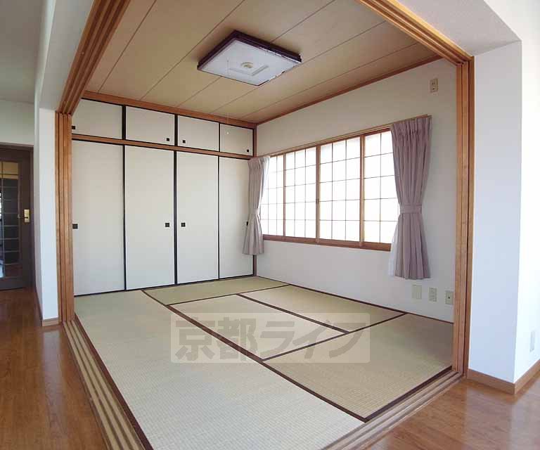 Living and room. Japanese-style features