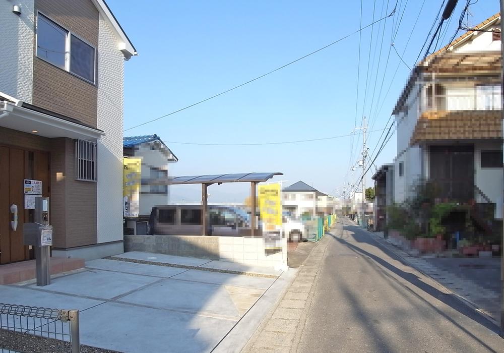 Local photos, including front road. Surrounding cityscape