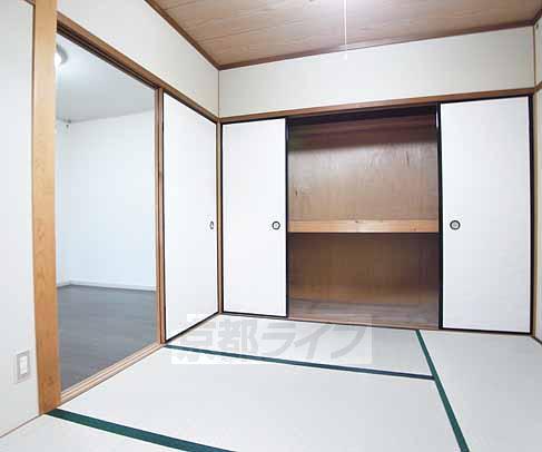 Living and room. It is a large Japanese-style storage.