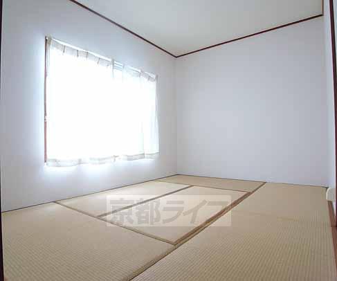 Living and room. Tatami 6 Pledge of the room there are two rooms.
