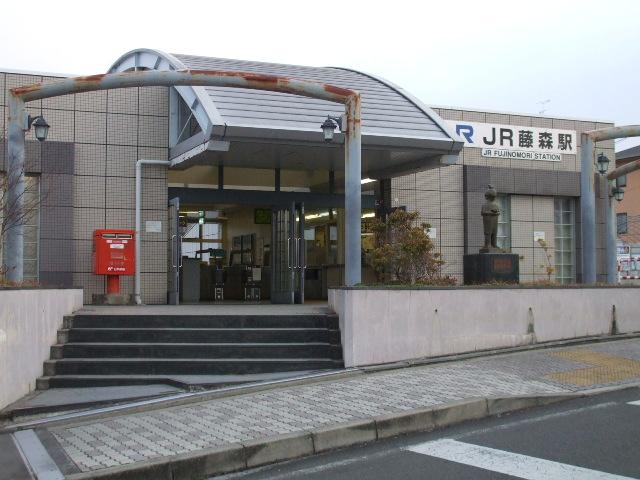 station. 882m until the JR Nara line Fujimori Station