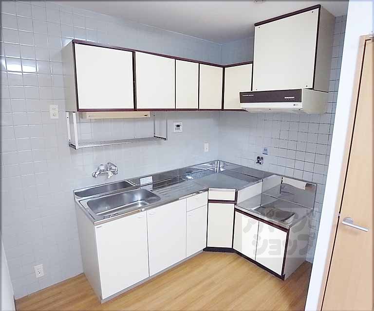 Kitchen. You can use comfortably.