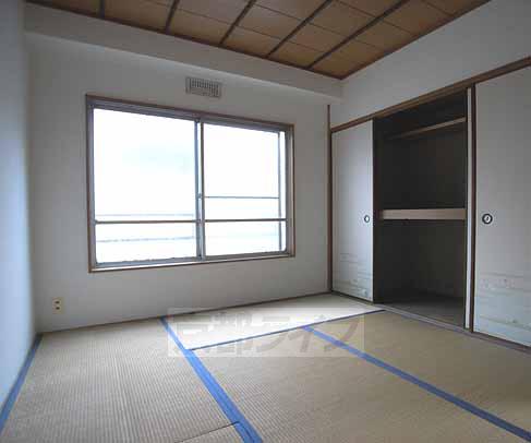 Living and room. Large storage and Japanese-style room.