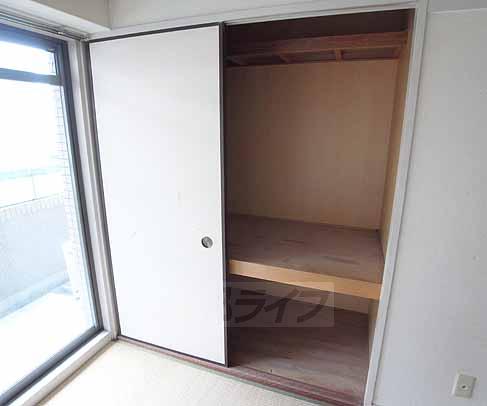 Receipt. Is a Japanese-style room of storage.