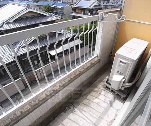 Balcony. It is a balcony with a feeling of opening.