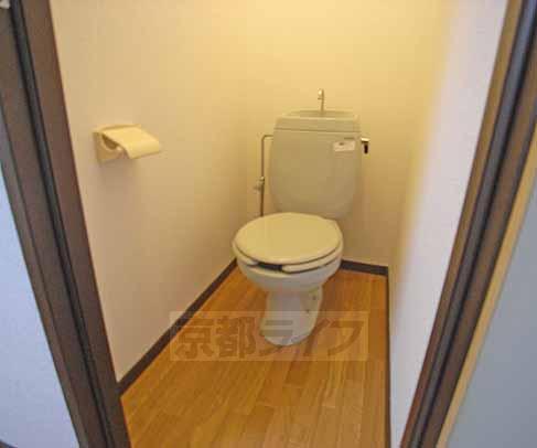 Toilet. Toilet be a little wider?