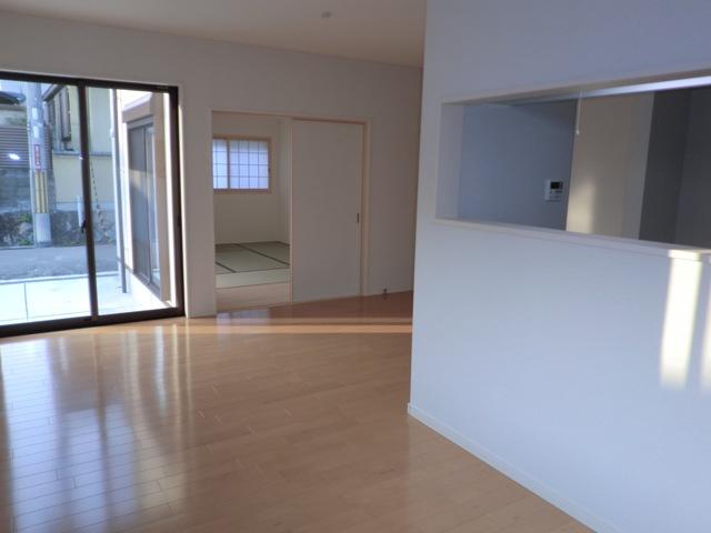 Living. South-facing lighting LDK!