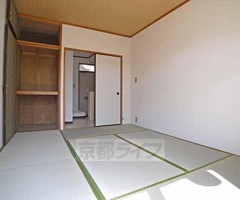 Living and room. It is a Japanese-style room with a clean.