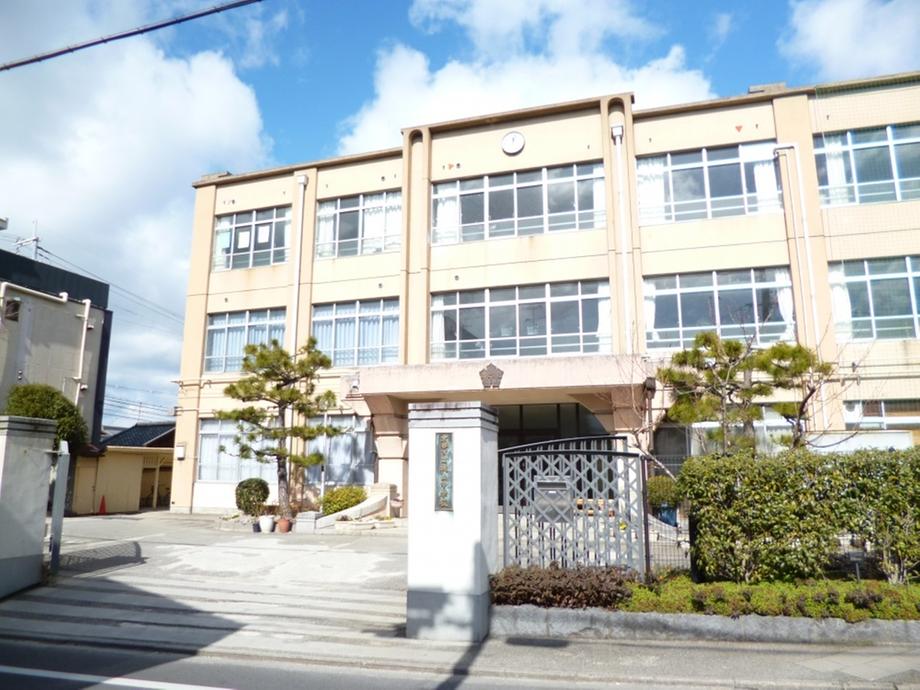 Junior high school. 1785m to Kyoto Municipal Momoyama Junior High School