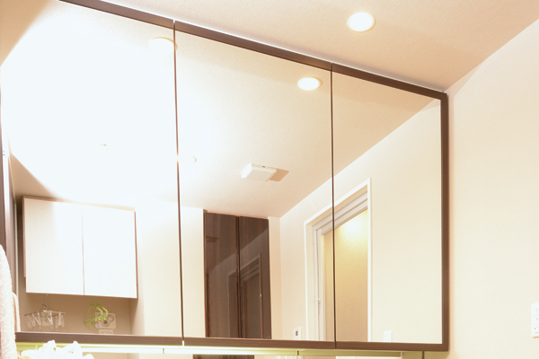 Bathing-wash room.  [Three-sided mirror of the four-way stile] Three-sided mirror has become a four-way rail finish with beauty and luxury, such as furniture (same specifications)