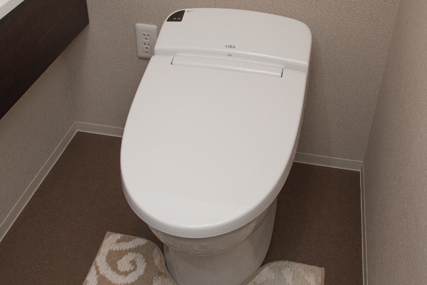 Toilet.  [Tankless toilet] By eliminating the back side of the water tank of the toilet bowl, Standard equipped with a tankless toilet cleaning is also refreshing to easily look. Widely to achieve the bright toilet space of impression (same specifications)