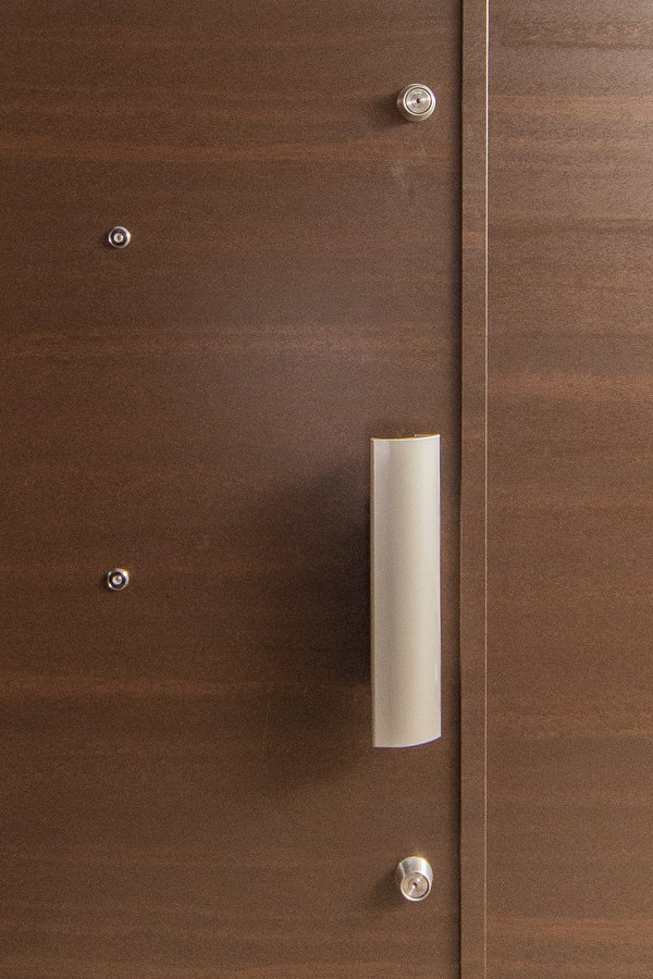 Security.  [Double Rock] To the entrance door, Cylinder is installed in two locations to unlock a difficult dimple key replication, It further enhanced the security of (same specifications)