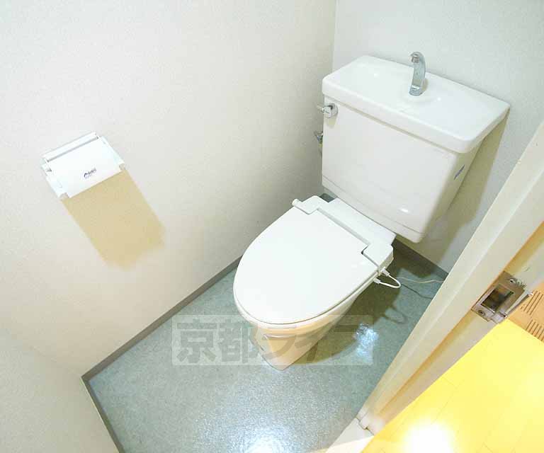 Toilet. 502, Room photo diversion