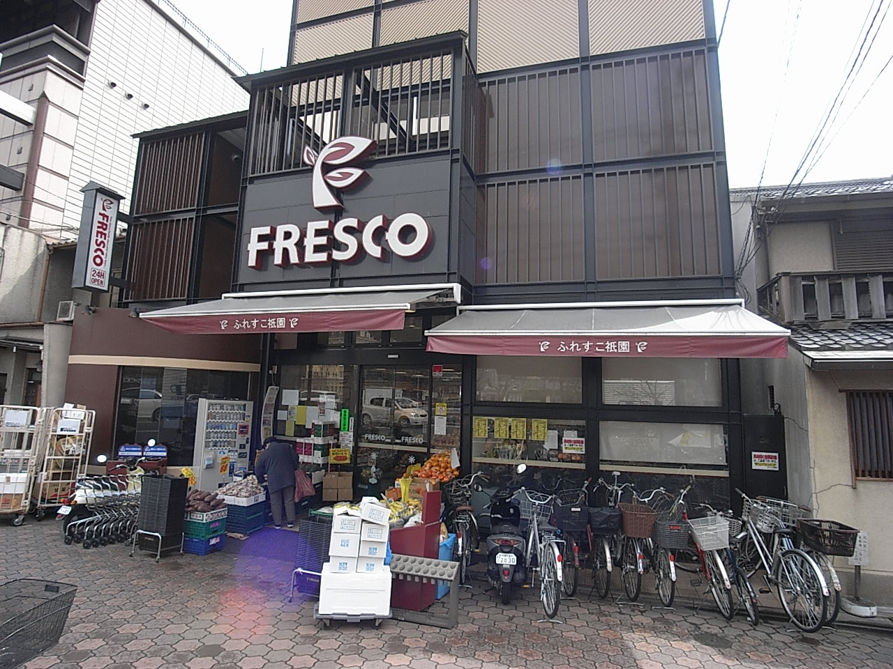 Supermarket. Fresco Gion store up to (super) 950m