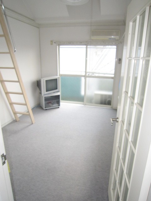 Living and room.  ※ TV that is reflected in the interior is not a facility.