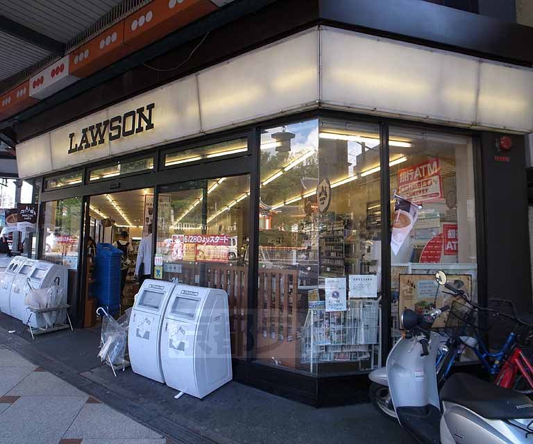 Convenience store. 108m until Lawson Yasaka Shrine before the store (convenience store)