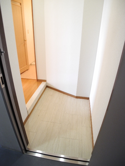 Entrance. Looking for room to house network Sakyo shop!