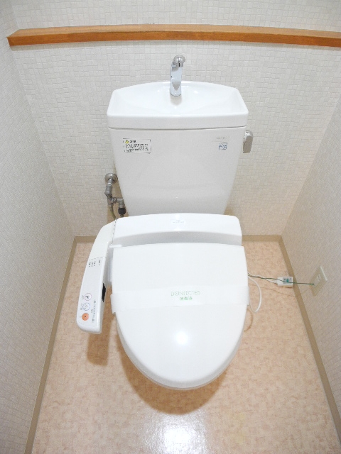 Toilet. Also published in the website "Kyoto rental House Network"