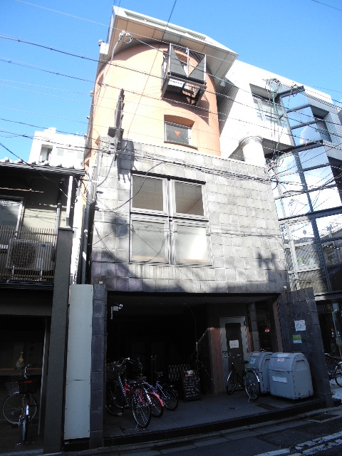 Building appearance. Looking for room to house network Sakyo shop!