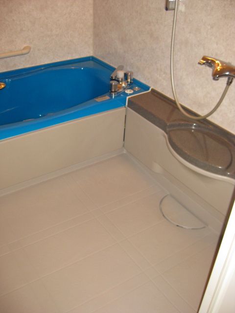 Bath. Also published in the website "Kyoto rental House Network"