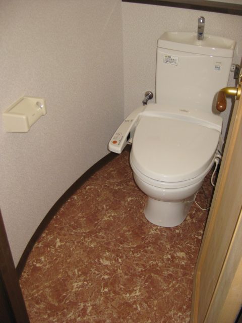 Toilet. Also published in the website "Kyoto rental House Network"