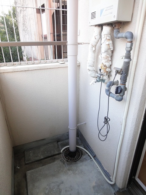 Balcony. Washing machine can be installed (It is a photograph of a separate room)
