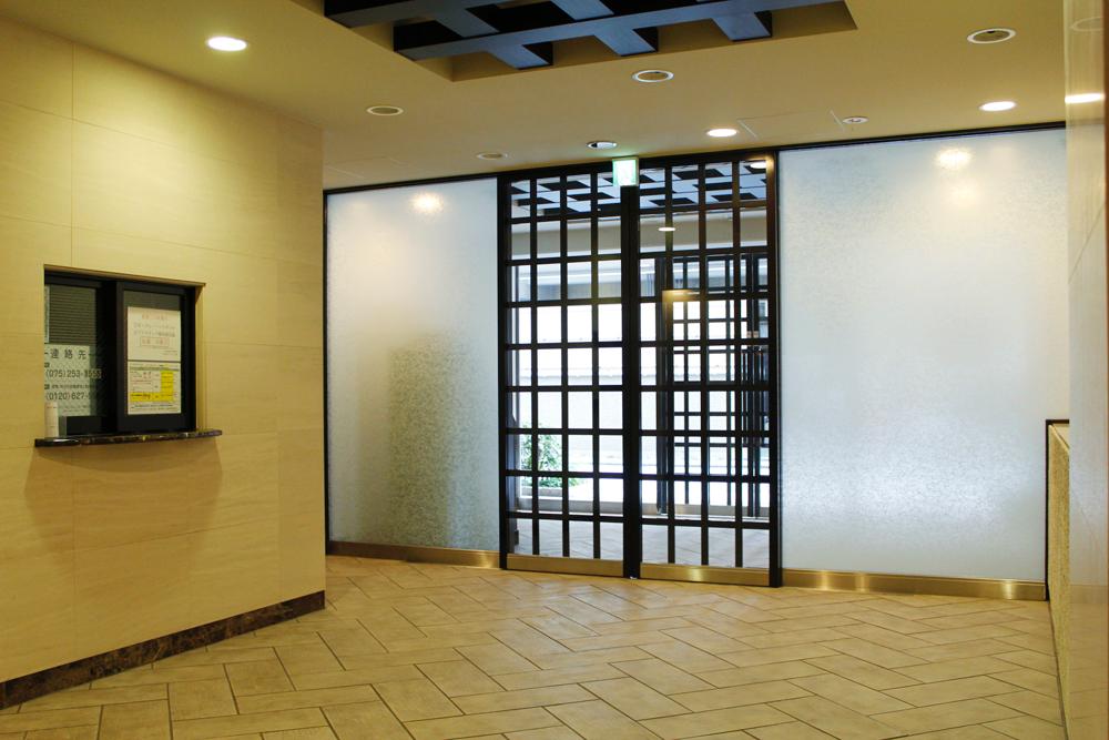 Entrance. entrance ・ Elevator ・ Security peace of mind in the triple lock system to be shut out in the dwelling unit