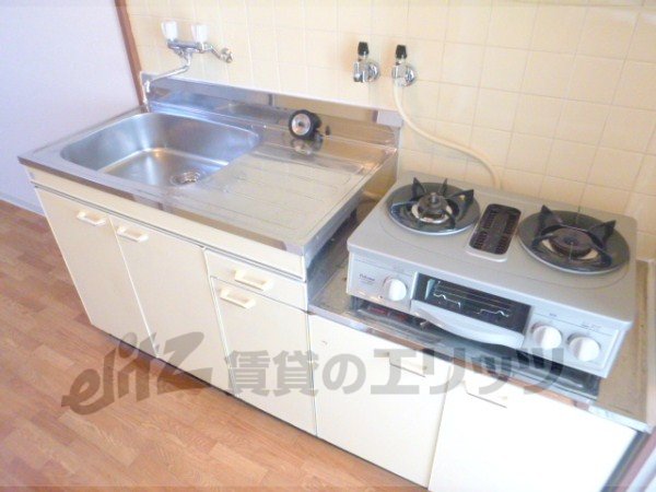Kitchen. Gas two-burner stove is can be installed