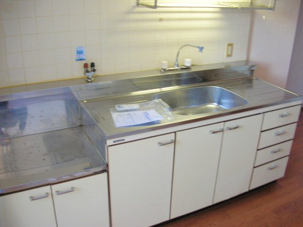 Kitchen. Two-burner gas stove is installed Allowed