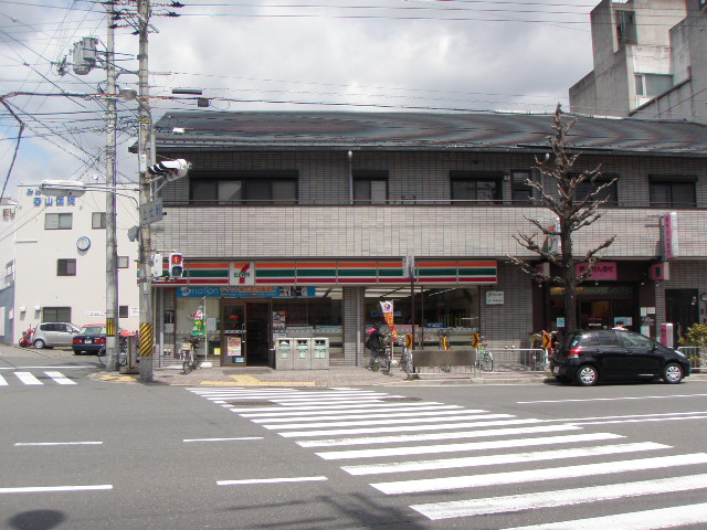 Convenience store. Seven-Eleven on the seven hotels store up to (convenience store) 450m