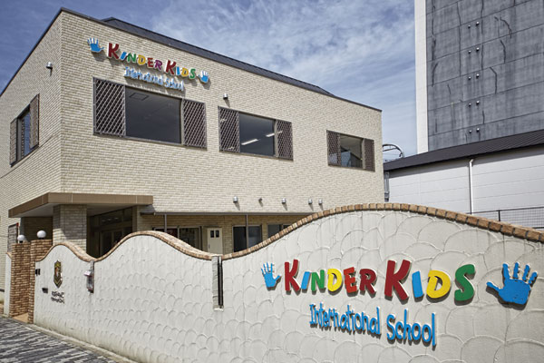 Surrounding environment.  [Educational institutions] Kinder Kids International School (3-minute walk ・ About 220m)