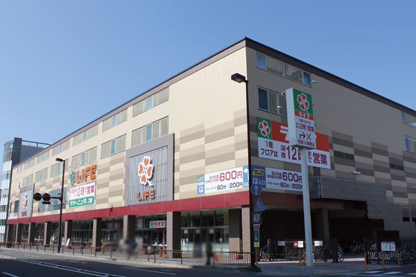 Surrounding environment.  [Commercial facility] Life Nijo Station store (3-minute walk ・ About 190m)